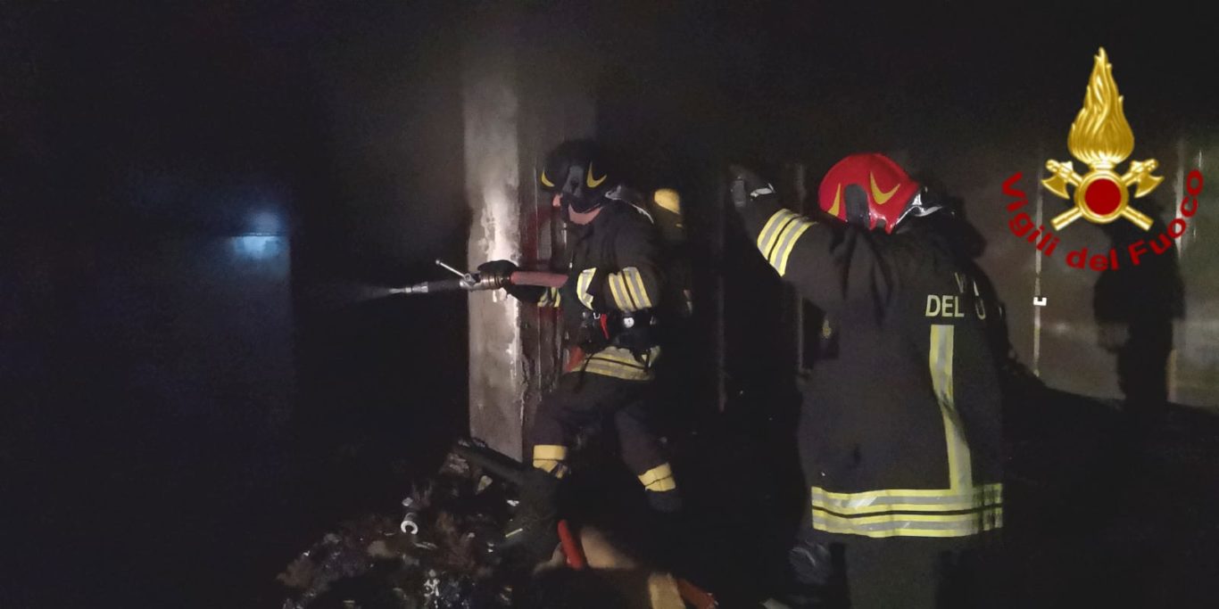 CATANIA: INCENDIO IERI SERA ALL'INTERNO DI GARAGE - FOTO