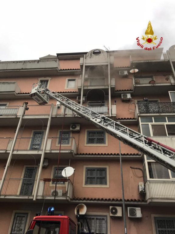 CATANIA: FIAMME IN UN APPARTAMENTO, PER FORTUNA NESSUN FERITO