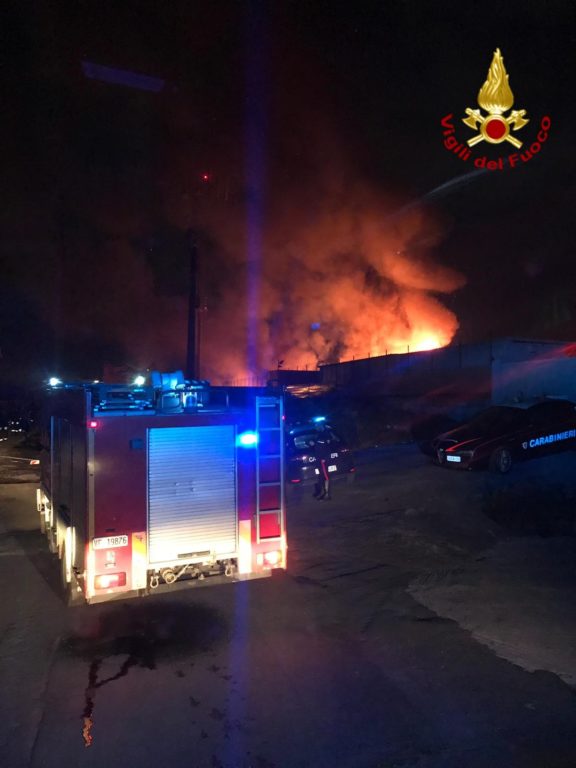 CATANIA, A FUOCO CAPANNONE ABBANDONATO