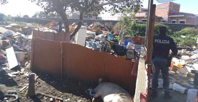 CATANIA, LA POLIZIA SGOMBERA UN CAMPO ROM IN VIA PASSO GRAVINA