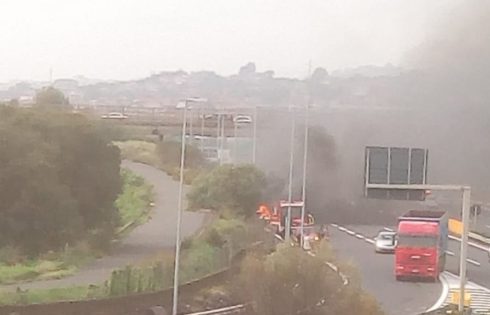 AUTO IN FIAMME IN TANGENZIALE  INTERVENTO DEI VIGILI DEL FUOCO