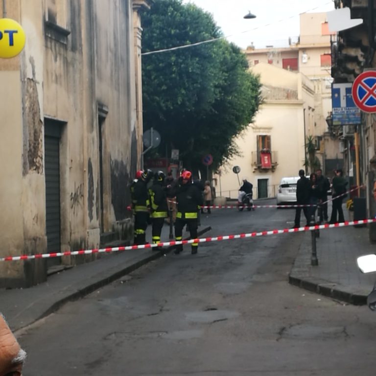 FUGA DI GAS IN VIA TEATRO: UFFICIO POSTALE E STRADA CHIUSA, VIGILI DEL FUOCO SUL POSTO