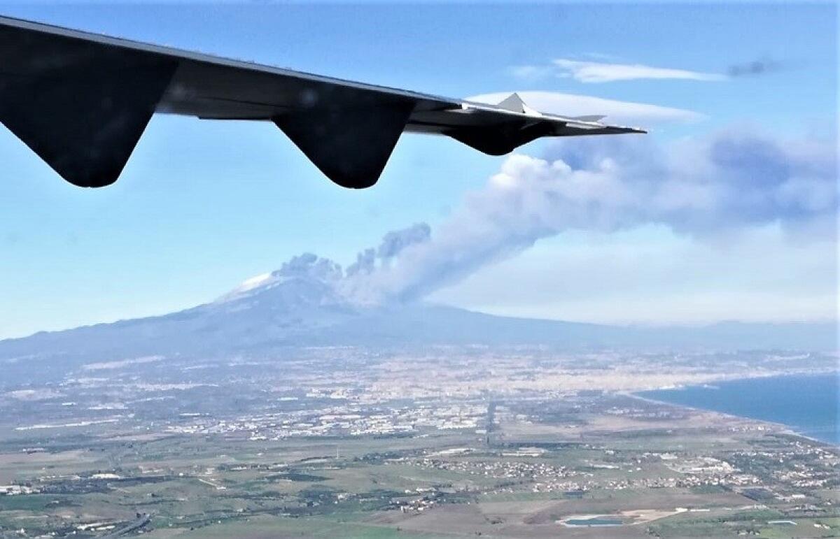 L’AERONAUTICA MILITARE SUPPORTA L’AEROPORTO CIVILE DI FONTANAROSSA DURANTE L’ERUZIONE DELL’ETNA - 