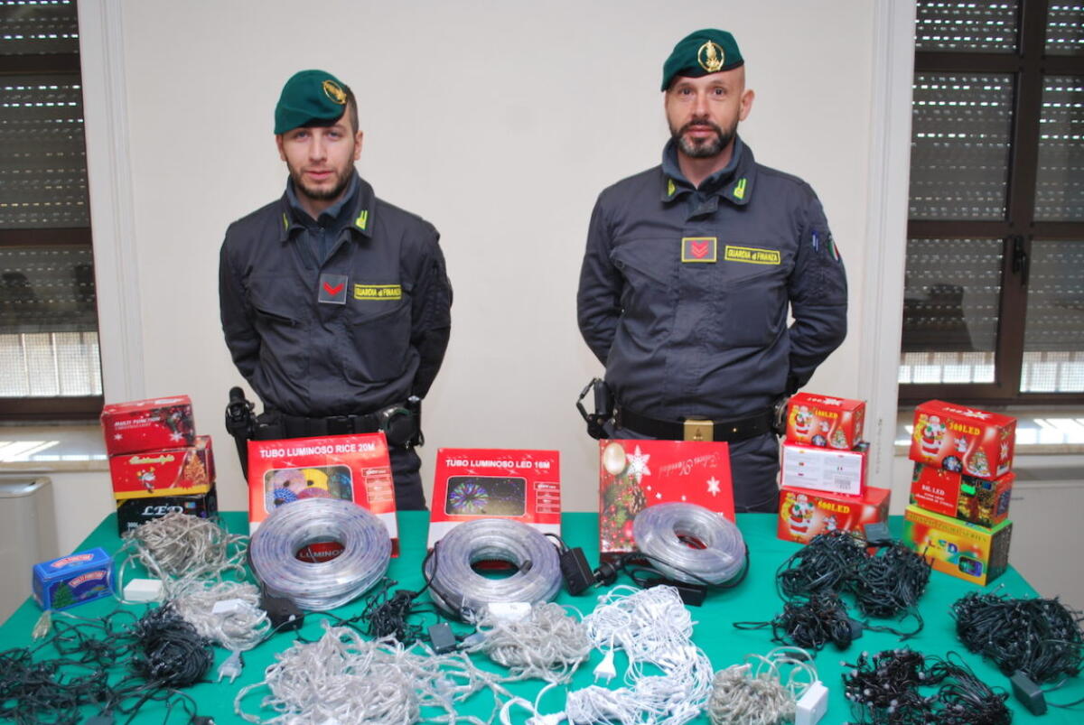 MISTERBIANCO: SEQUESTRATI 4 MILIONI DI LUMINARIE NATALIZIE ILLEGALI. - 