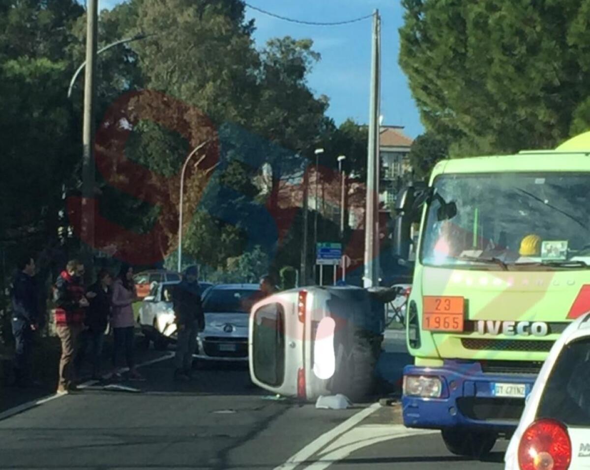 AUTO SI RIBALTA SULLA PEDARA NICOLOSI - 