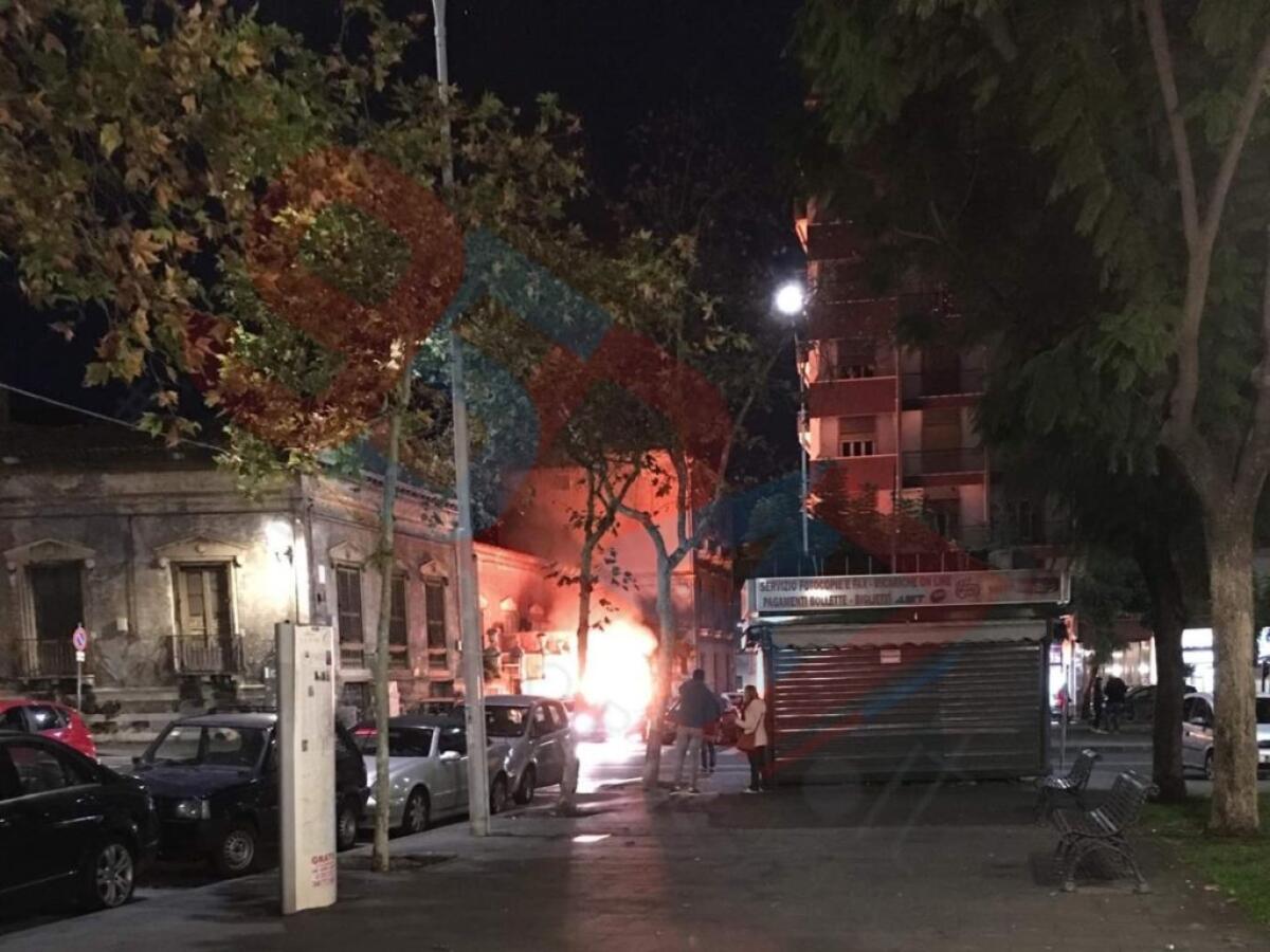 CATANIA: CASSONETTI DEI RIFIUTI IN FIAMME PAURA AL "BORGO" - 