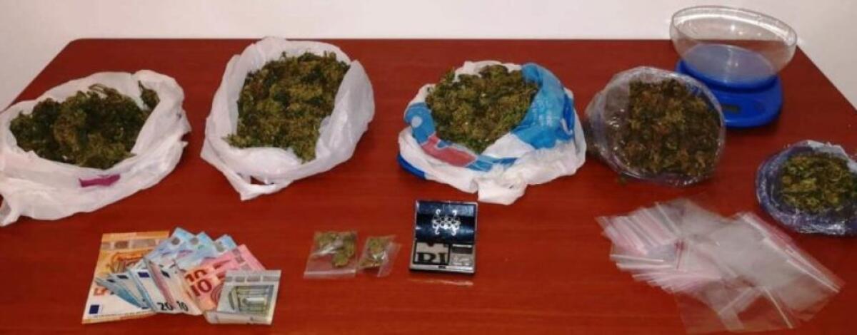 ACI SANT’ANTONIO: ARRESTATI DUE GIOVANI CONVIVENTI DEDITI ALLO SPACCIO DI DROGA, SEQUESTRATO OLTRE MEZZO CHILO DI MARIJUANA. - 