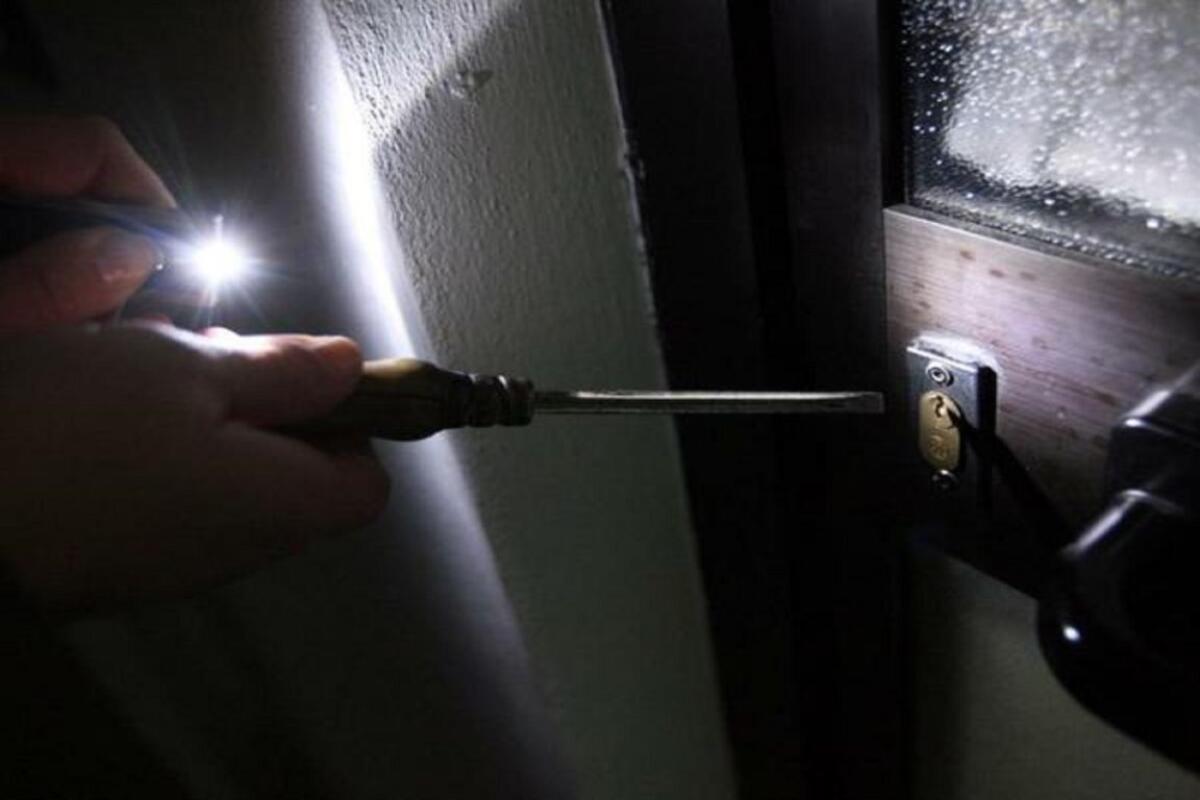 MASCALI: SVALIGIANO QUATTRO APPARTAMENTI A FONDACHELLO, LADRO IN MANETTE, COMPLICE MINORENNE (APPENA 14 ANNI) DENUNCIATO. - 