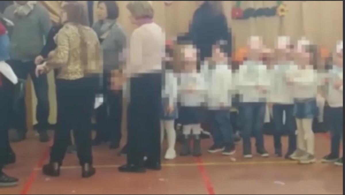 GELA, RISSA FRA DUE MAMME PER UN POSTO ALLA RECITA DI NATALE - 