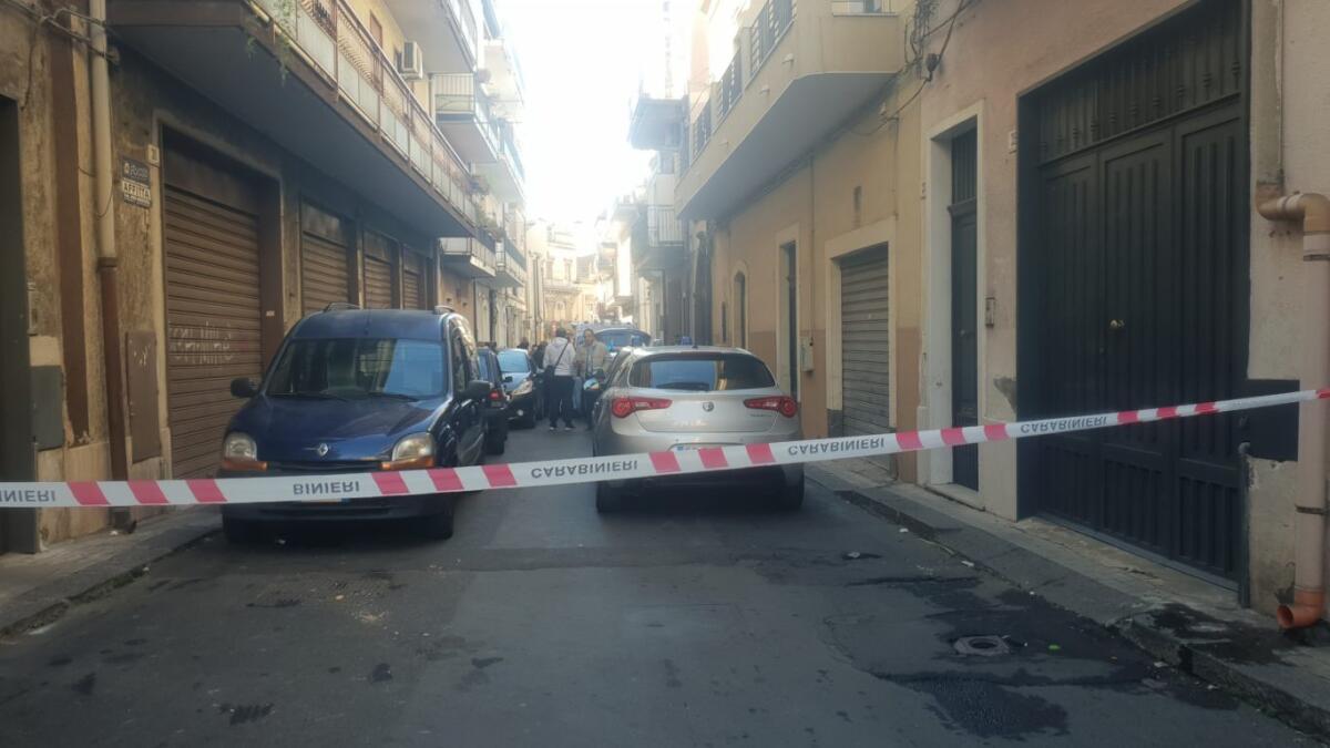 PATERNÒ TRAGEDIA FAMILIARE, UOMO UCCIDE MOGLIE E FIGLI E SI SUICIDA - 