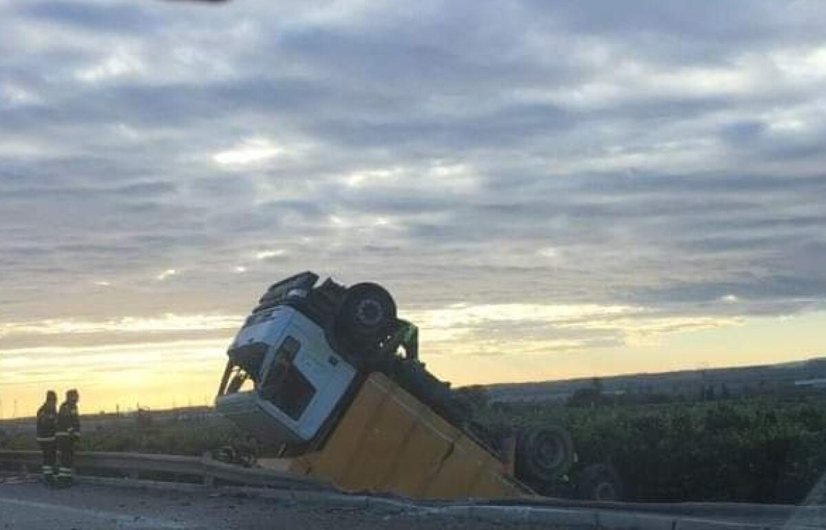AUTOSTRADA CHIUSA TRA MOTTA SANT’ANASTASIA E CATANIA PER UN MEZZO PESANTE RIBALTATO SULLA CARREGGIATA - 