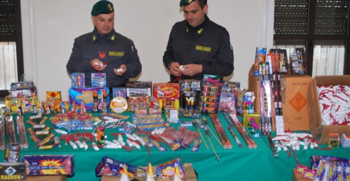 CATANIA: SEQUESTRATI 110 KG DI ARTIFIZI PIROTECNICI ILLEGALI. DENUNCIATO UN ITALIANO. - 