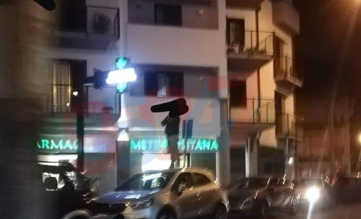 PATERNO': UOMO SALE SU TETTO DI UN AUTO, OSCURI I MOTIVI - 