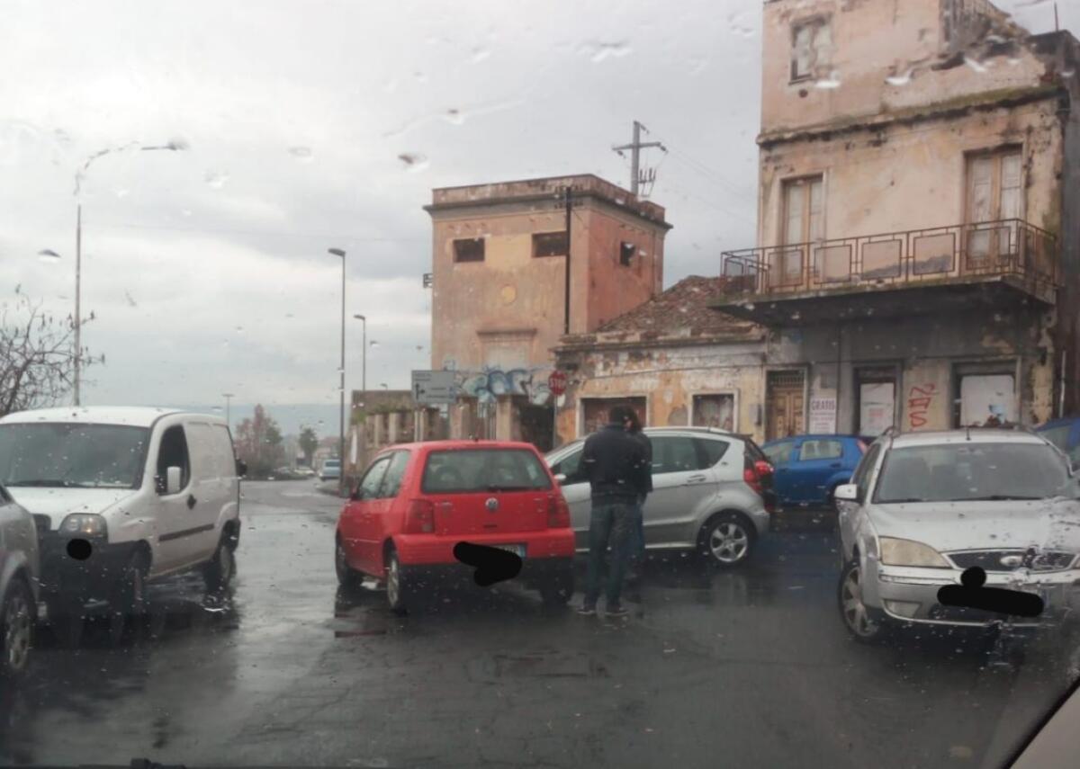 PATERNO’: LIEVE INCIDENTE INCROCIO VIA E.BELLIA - VIA N.SAURO - 