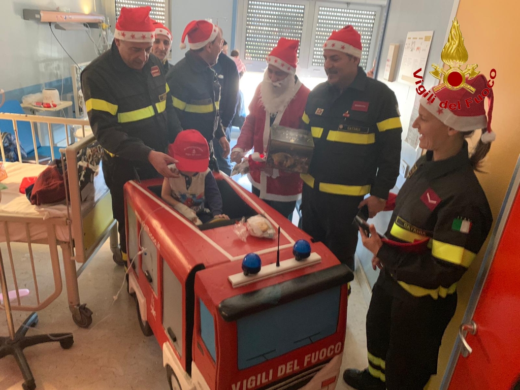 I VIGILI DEL FUOCO VISITANO I BIMBI MALATI VESTITI DA BABBO NATALE