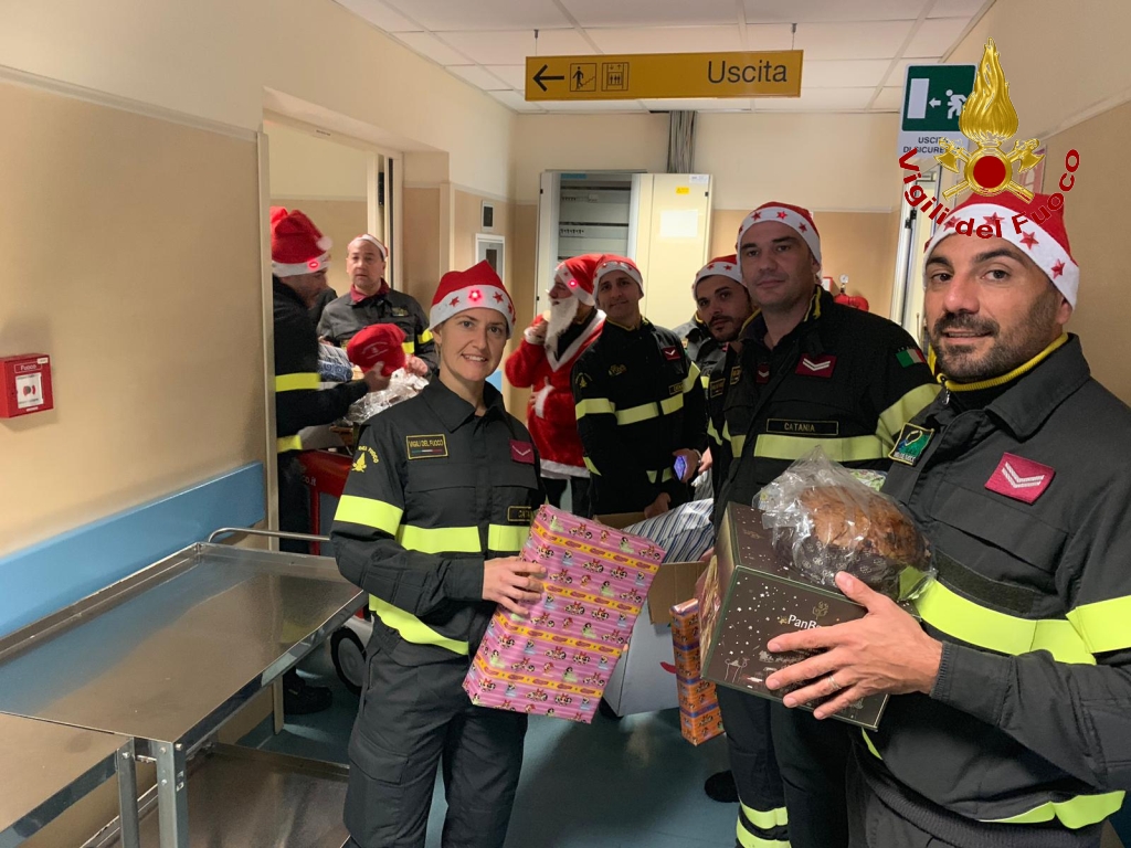 I VIGILI DEL FUOCO VISITANO I BIMBI MALATI VESTITI DA BABBO NATALE