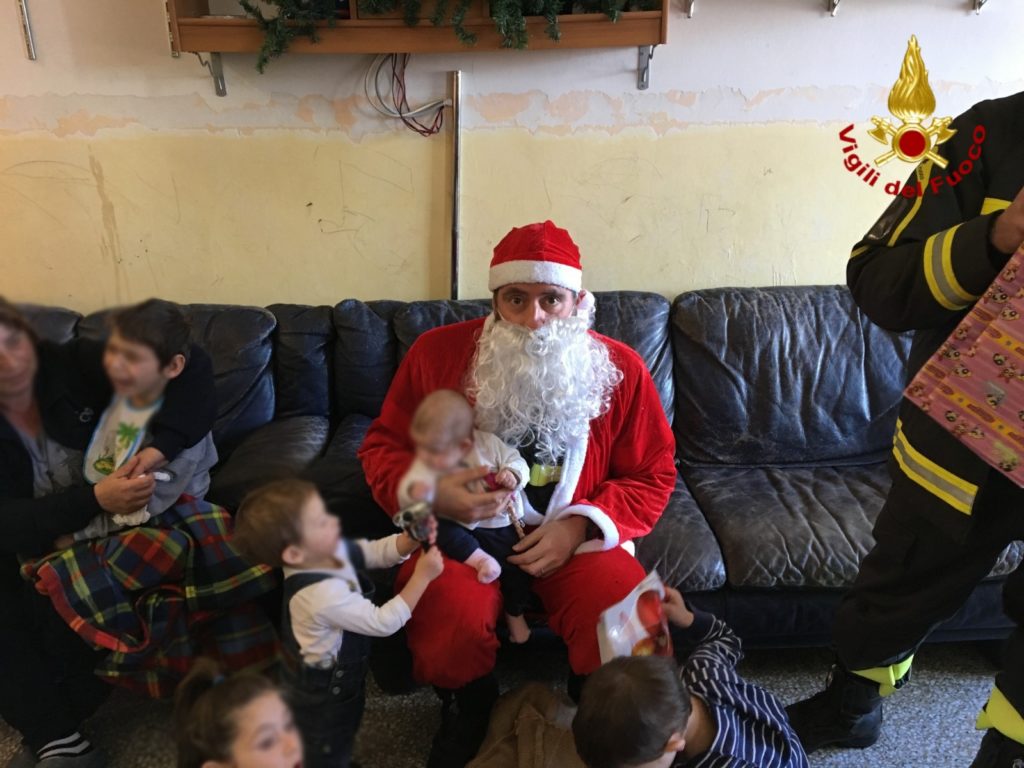 I VIGILI DEL FUOCO VISITANO I BIMBI MALATI VESTITI DA BABBO NATALE