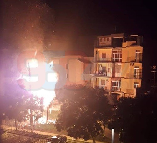 PATERNÒ: DATE ALLE FIAMME TRE PALME IN PIAZZA NASSIRYA