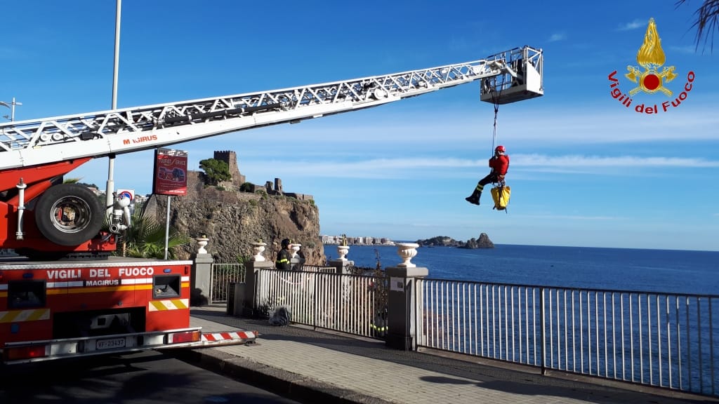 ACI CASTELLO: VIGILI DEL FUOCO RECUPERANO UN CADAVERE SULLA SCOGLIERA