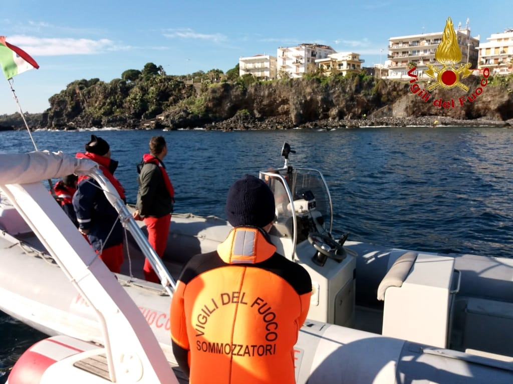 ACI CASTELLO: VIGILI DEL FUOCO RECUPERANO UN CADAVERE SULLA SCOGLIERA