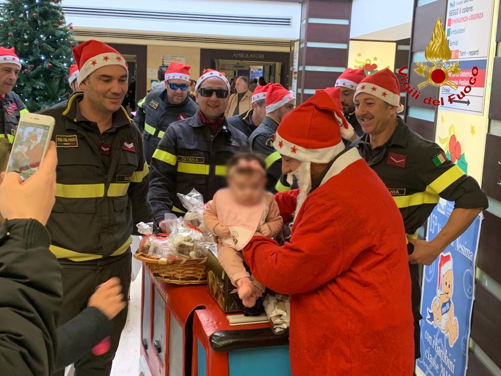 I VIGILI DEL FUOCO VISITANO I BIMBI MALATI VESTITI DA BABBO NATALE