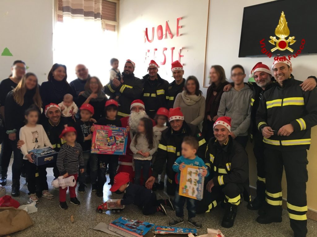I VIGILI DEL FUOCO VISITANO I BIMBI MALATI VESTITI DA BABBO NATALE