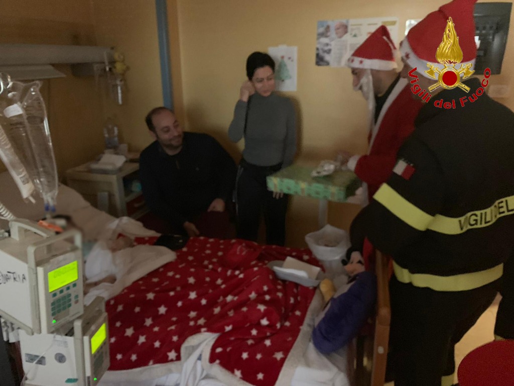 I VIGILI DEL FUOCO VISITANO I BIMBI MALATI VESTITI DA BABBO NATALE