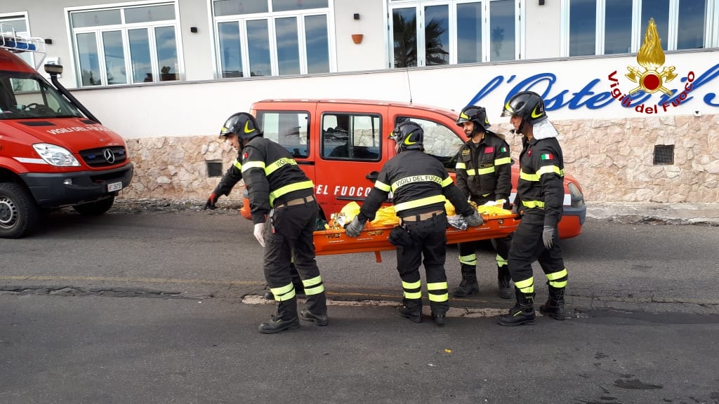 ACI CASTELLO: VIGILI DEL FUOCO RECUPERANO UN CADAVERE SULLA SCOGLIERA