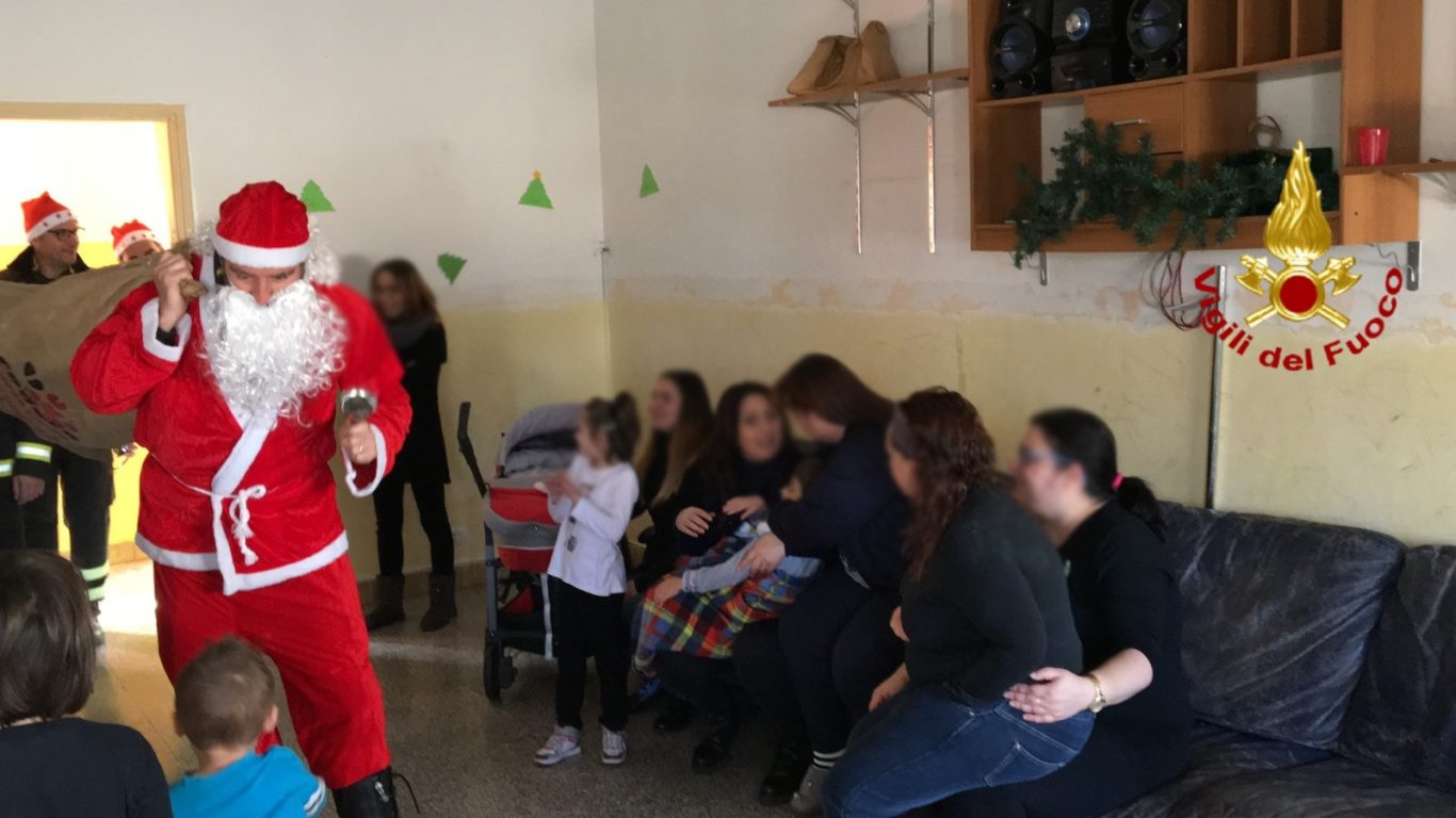 I VIGILI DEL FUOCO VISITANO I BIMBI MALATI VESTITI DA BABBO NATALE