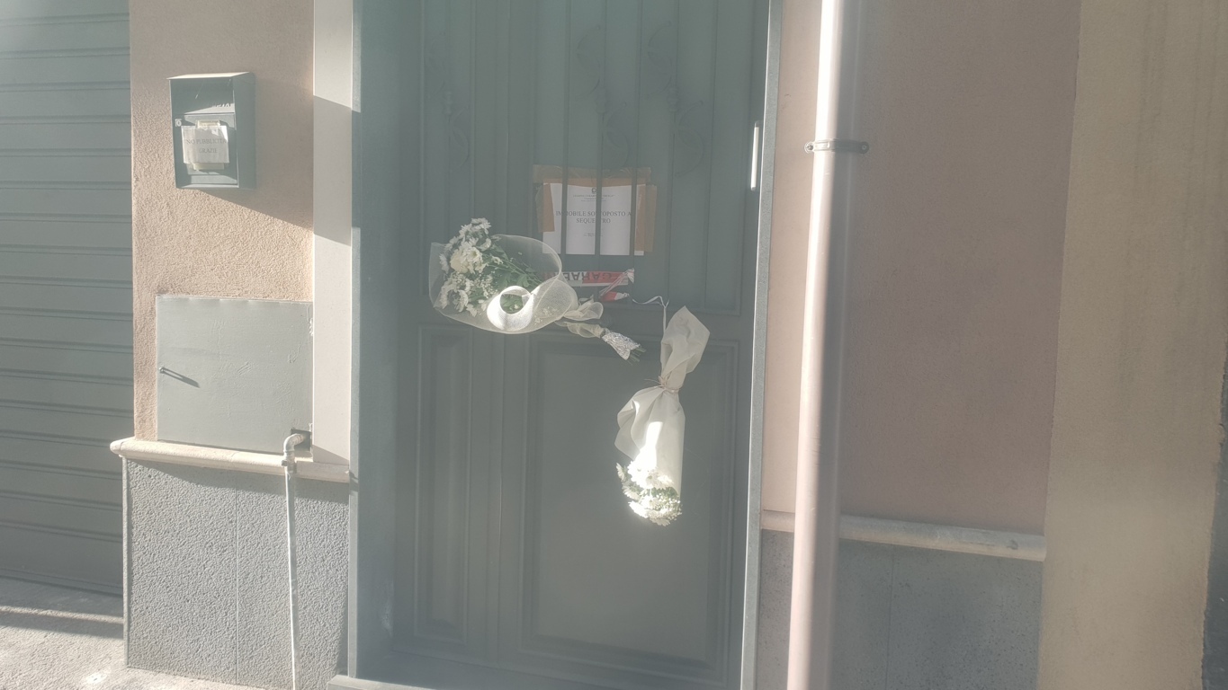 PATERNÒ: UN MAZZO DI FIORI BIANCHI ED UN PELUCHE DAVANTI ALLA CASA DELLA TRAGEDIA