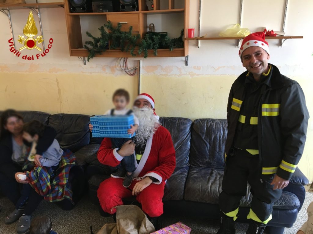 I VIGILI DEL FUOCO VISITANO I BIMBI MALATI VESTITI DA BABBO NATALE