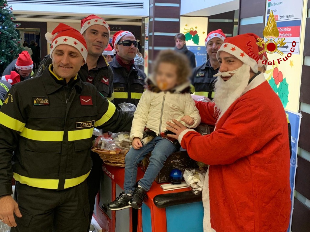I VIGILI DEL FUOCO VISITANO I BIMBI MALATI VESTITI DA BABBO NATALE