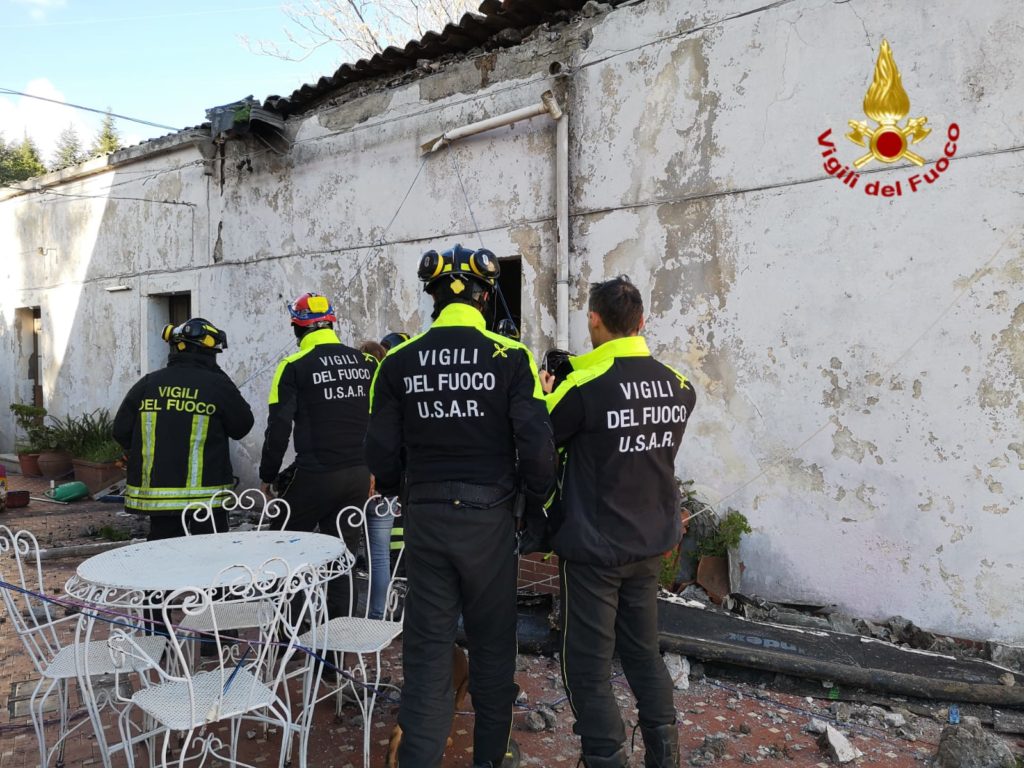 TANTE PICCOLE SCOSSE NELLA NOTTE, CONTINUA L’ERUZIONE DELL’ETNA