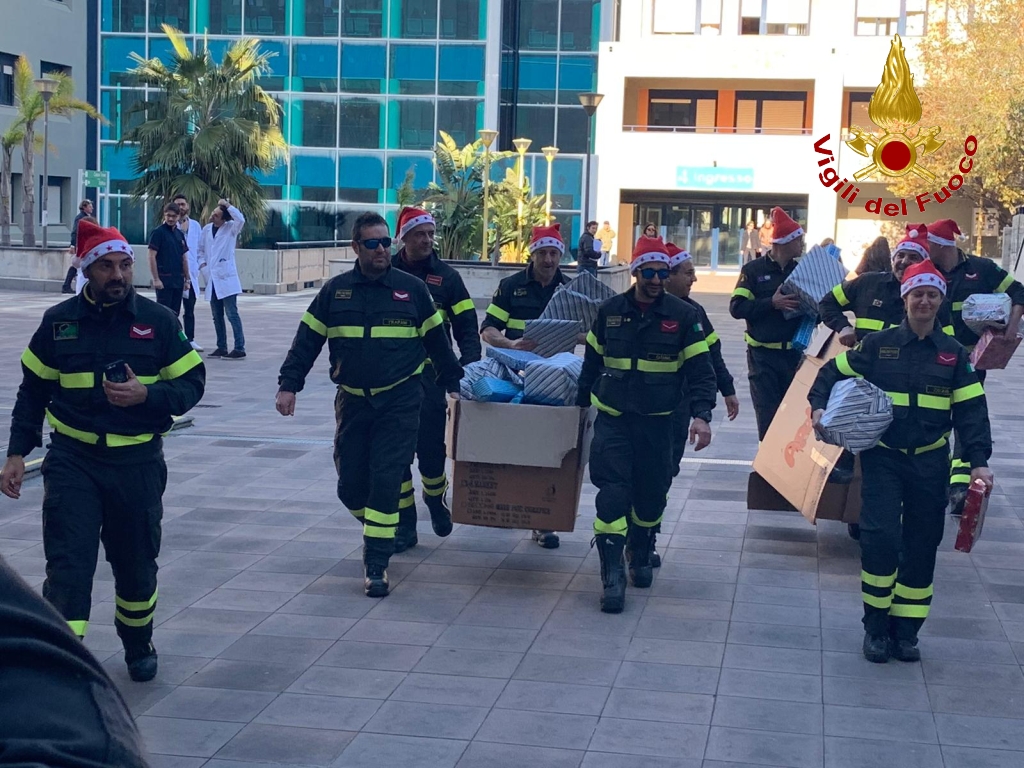I VIGILI DEL FUOCO VISITANO I BIMBI MALATI VESTITI DA BABBO NATALE