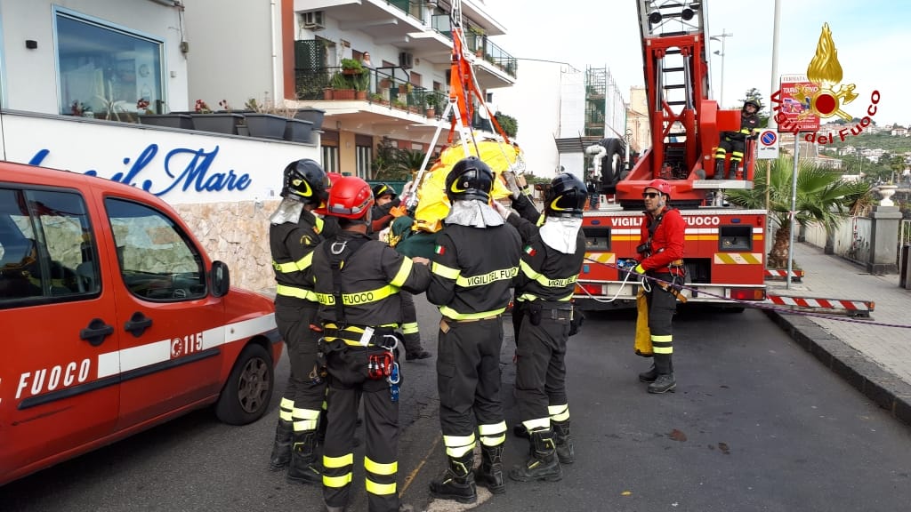 ACI CASTELLO: VIGILI DEL FUOCO RECUPERANO UN CADAVERE SULLA SCOGLIERA