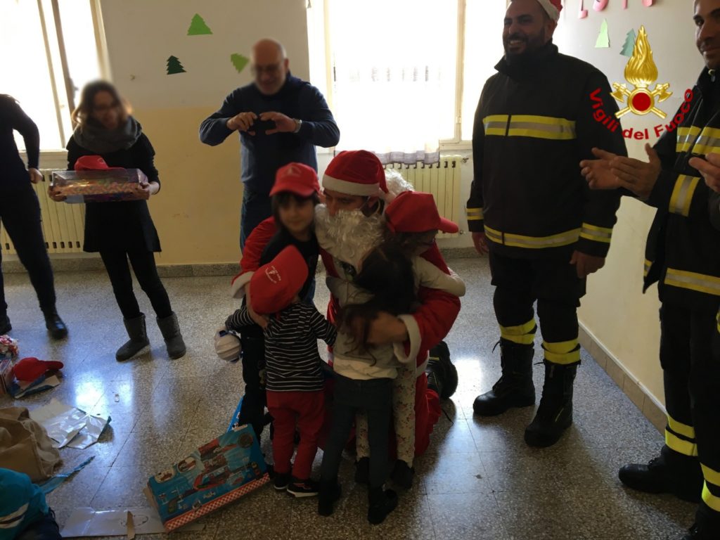 I VIGILI DEL FUOCO VISITANO I BIMBI MALATI VESTITI DA BABBO NATALE