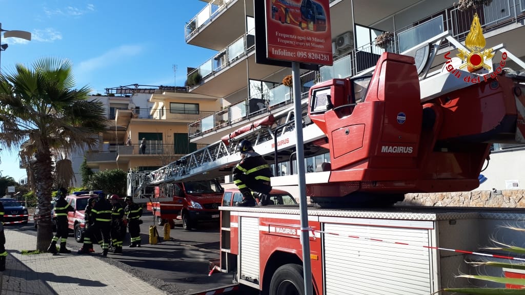 ACI CASTELLO: VIGILI DEL FUOCO RECUPERANO UN CADAVERE SULLA SCOGLIERA
