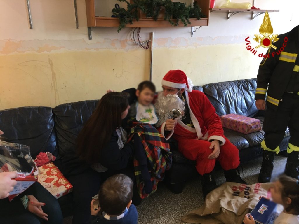 I VIGILI DEL FUOCO VISITANO I BIMBI MALATI VESTITI DA BABBO NATALE