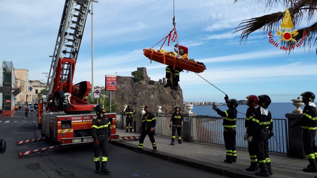 ACI CASTELLO: VIGILI DEL FUOCO RECUPERANO UN CADAVERE SULLA SCOGLIERA