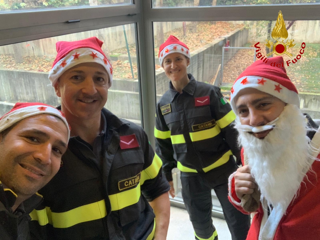 I VIGILI DEL FUOCO VISITANO I BIMBI MALATI VESTITI DA BABBO NATALE