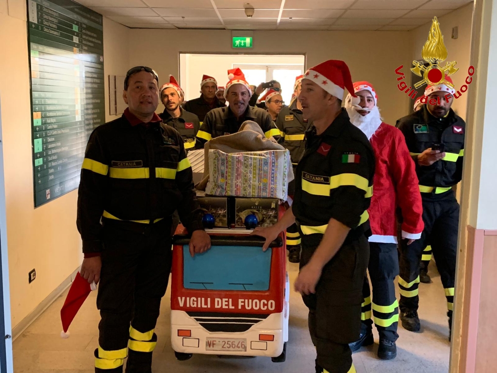 I VIGILI DEL FUOCO VISITANO I BIMBI MALATI VESTITI DA BABBO NATALE
