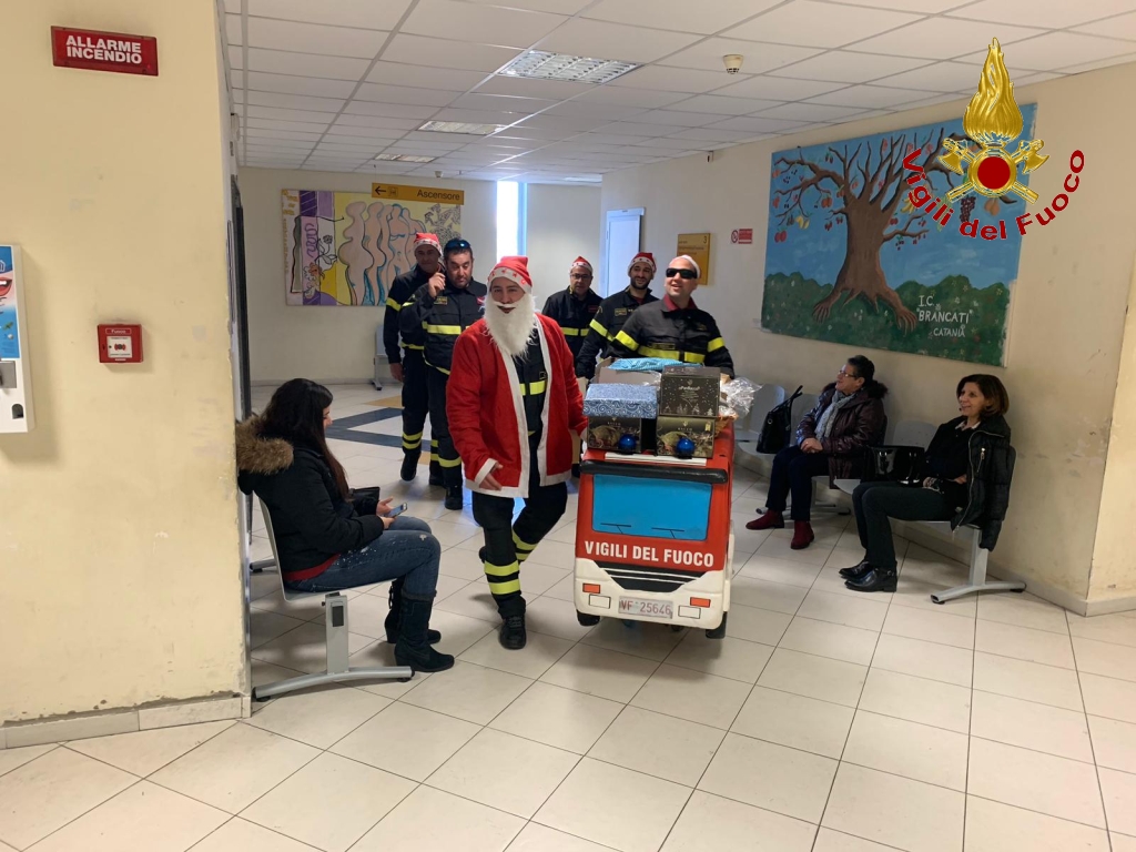 I VIGILI DEL FUOCO VISITANO I BIMBI MALATI VESTITI DA BABBO NATALE