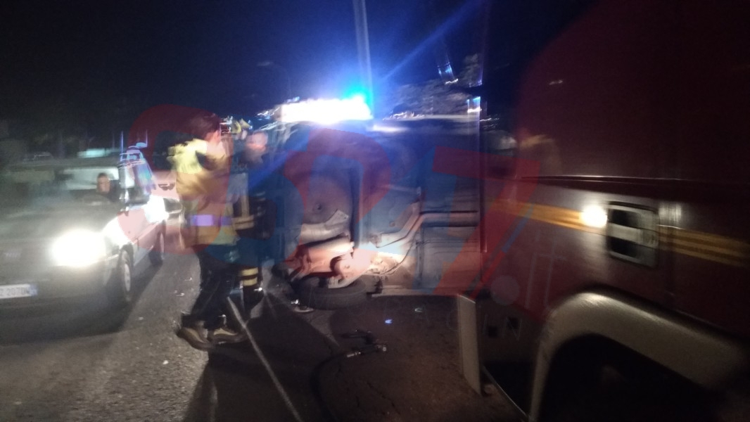 INCIDENTE A PIANO TAVOLA, AUTO SI CAPOVOLGE SU UN LATO