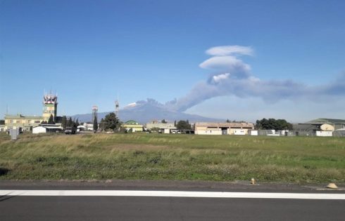 L’AERONAUTICA MILITARE SUPPORTA L’AEROPORTO CIVILE DI FONTANAROSSA DURANTE L’ERUZIONE DELL’ETNA