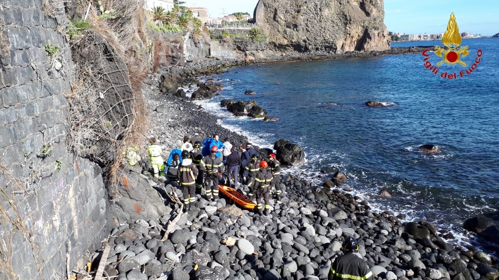 ACI CASTELLO: VIGILI DEL FUOCO RECUPERANO UN CADAVERE SULLA SCOGLIERA