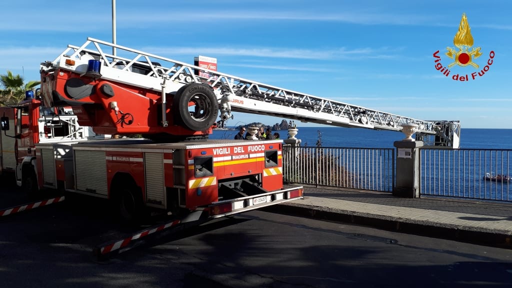 ACI CASTELLO: VIGILI DEL FUOCO RECUPERANO UN CADAVERE SULLA SCOGLIERA