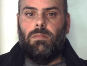 CATANIA: NASCONDEVA LA DROGA DENTRO LA CASSETTA DEI CONTATORI DELL’ACQUA, ARRESTATO