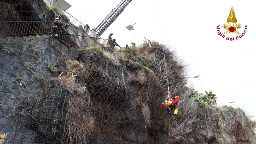 ACI CASTELLO: VIGILI DEL FUOCO RECUPERANO UN CADAVERE SULLA SCOGLIERA