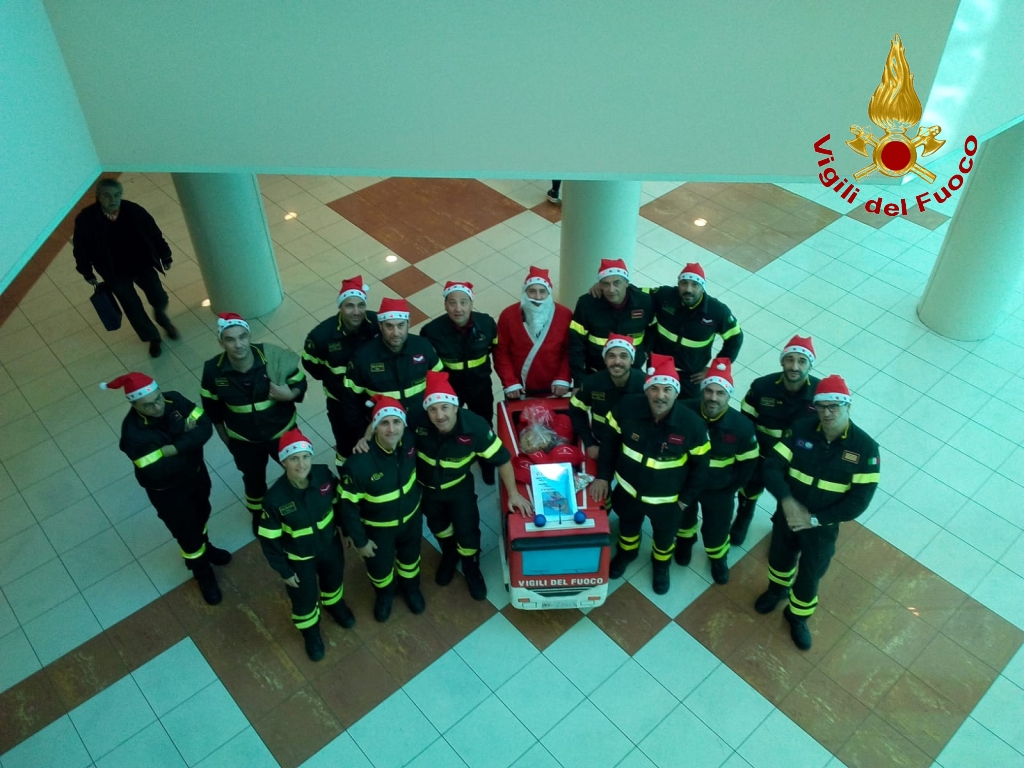 I VIGILI DEL FUOCO VISITANO I BIMBI MALATI VESTITI DA BABBO NATALE
