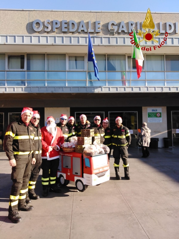 I VIGILI DEL FUOCO VISITANO I BIMBI MALATI VESTITI DA BABBO NATALE